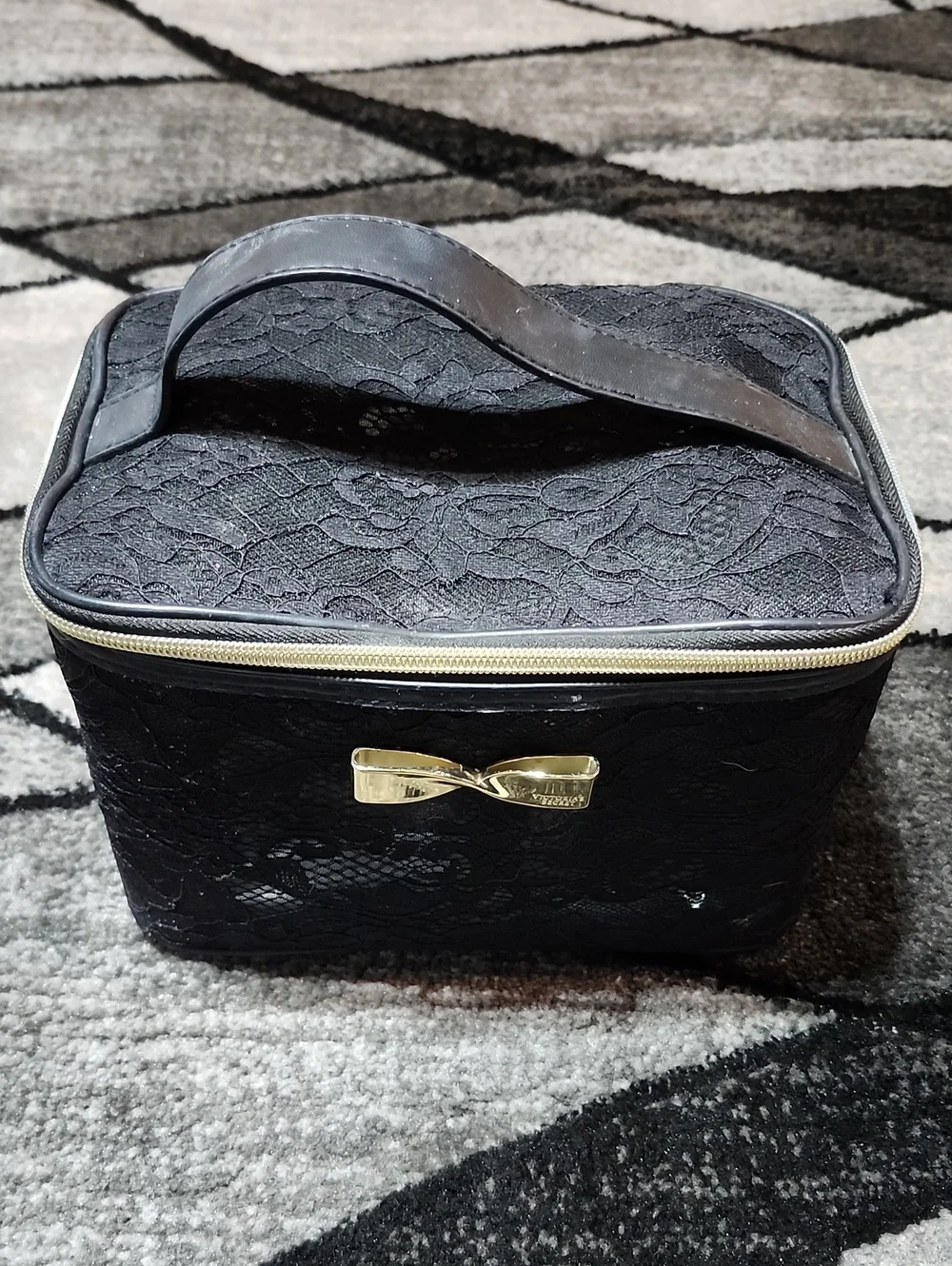 VICTORIA SECRET 2016 BLACK LACE OVERLAY GOLD EMBOSSED BOW TRAVEL TRAIN CASE